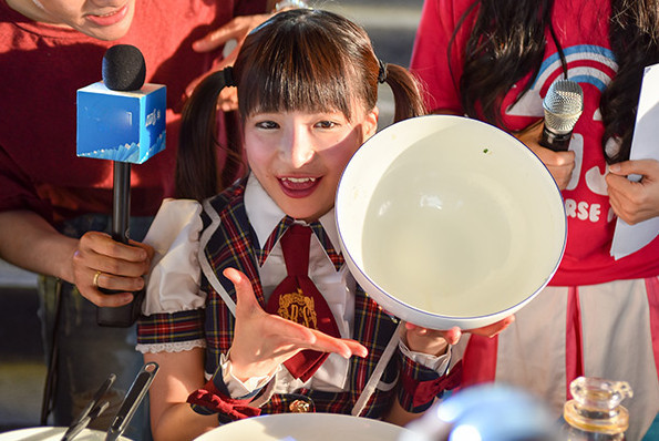 6 cô gái ‘ăn thùng uống vại’ khiến người xem choáng váng